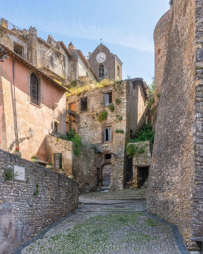 Questa immagine rappresenta la strada da prendere per arrivare fino al castello dove si potranno vedere vedute strepitose