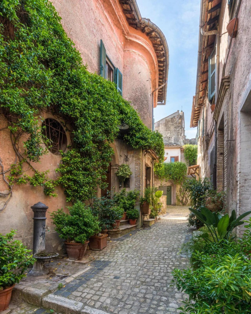 Questa immagine rappresenta uno dei vicoli del castello di Nazzano