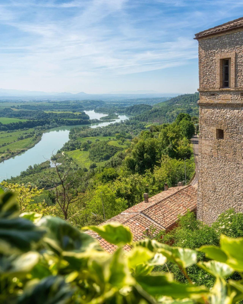 Questa è una foto realizzata dal castello che mostra la Riserva Naturale Tevere-Farfa di Nazzano
