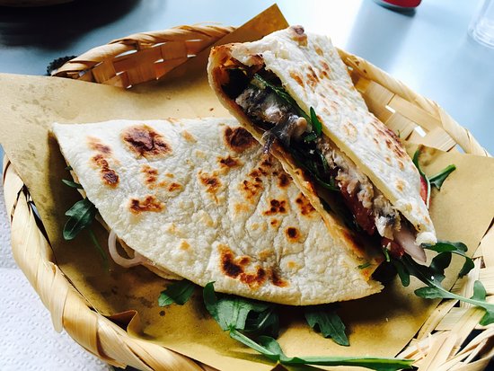 piadina Romagnola farcita
