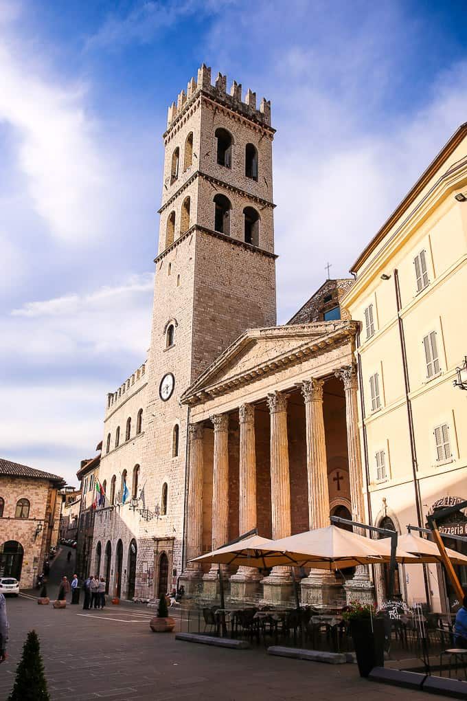 Piazza del comune ad Assisi