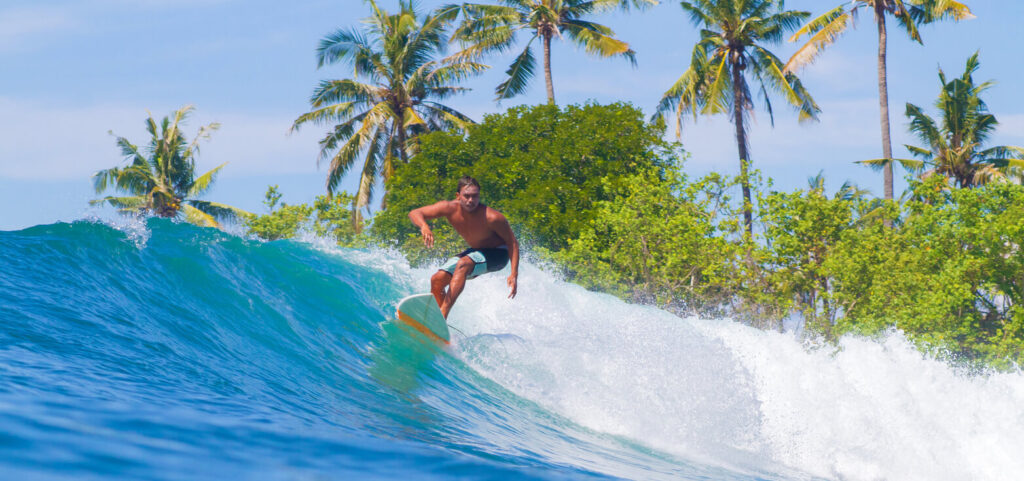 Surf estivo nelle onde di pipeline alle Hawaii

